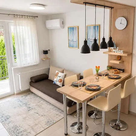 And Sun - 100m To - Pool, Sauna And Private Garage Apartament